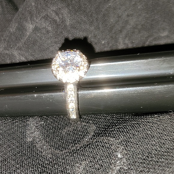 Halo Ring - Picture 4 of 11